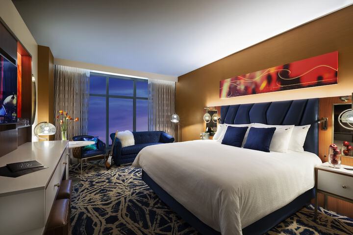 Deluxe King Bed (1 of 4)