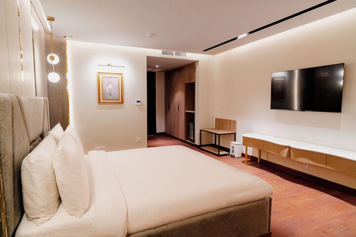 Room 5 of 93
