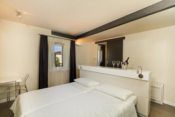 Room 8 of 32