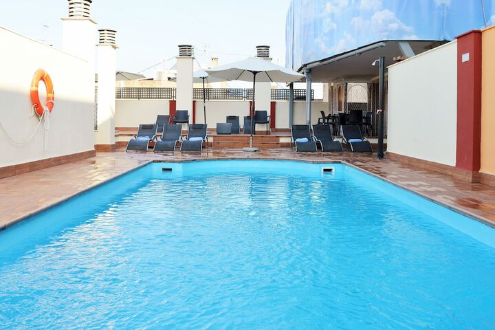 Hotel Pool