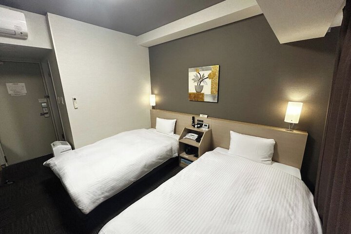 Room 9 of 33