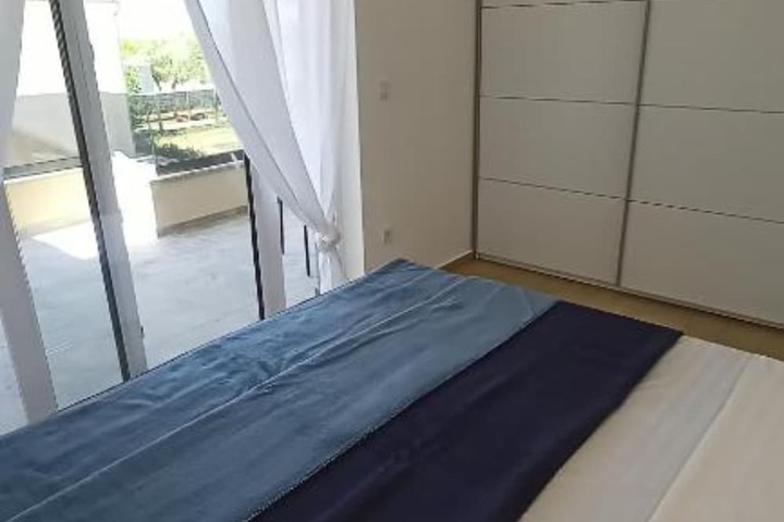 Room 10 of 29