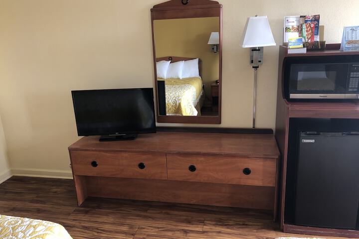 1 Queen Bed (4 of 7)