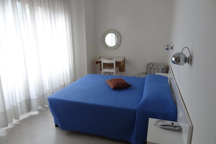 Room 10 of 34