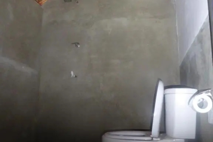 Room 5 of 8