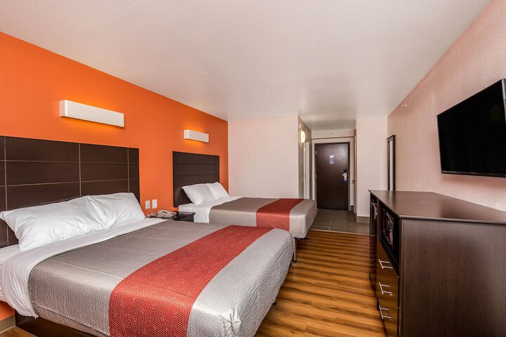 Deluxe Room 2 Double Beds Refrigerator, Microwave (5 of 13)