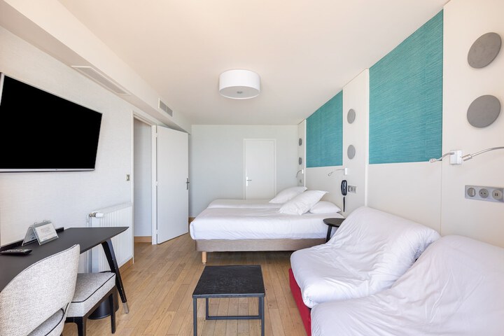 Room 30 of 142