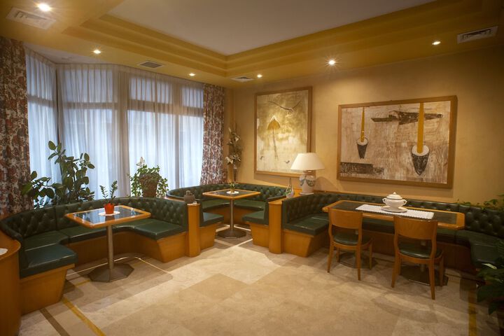 Lounge 13 of 16