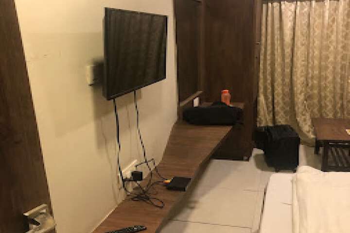 Room 4 of 7