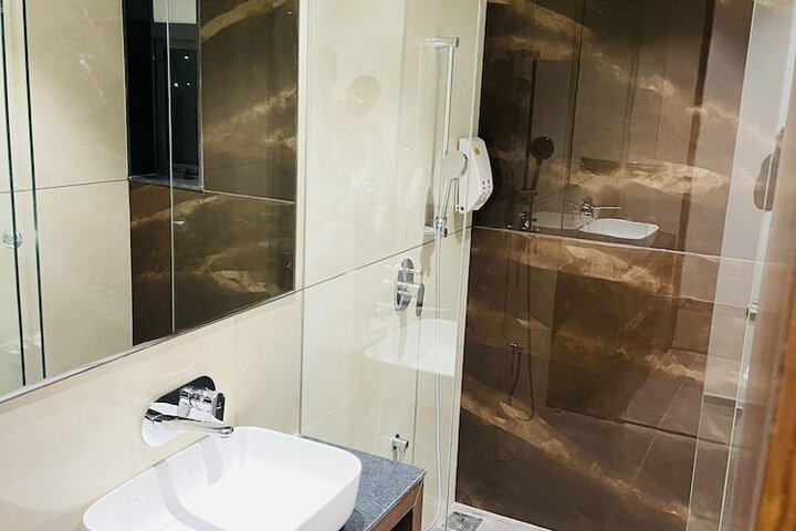 Room 14 of 34