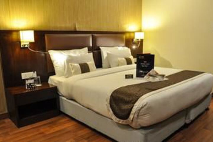 OYO Premium Viraj Khand