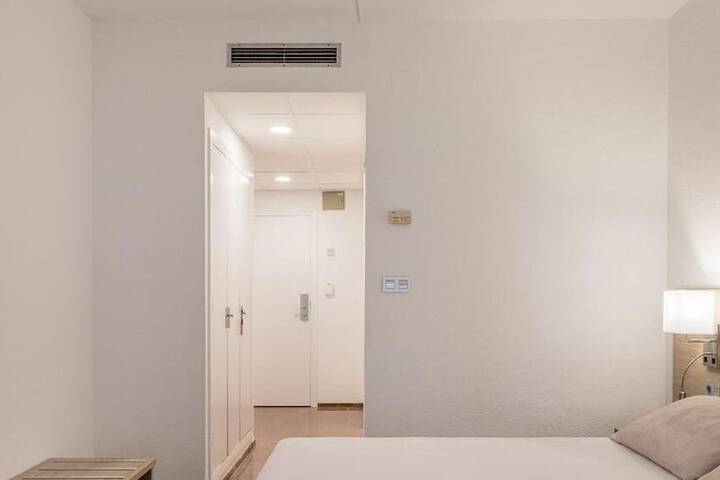 Room 27 of 48