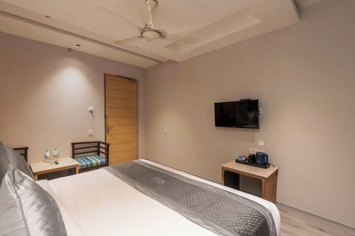 Room 9 of 38