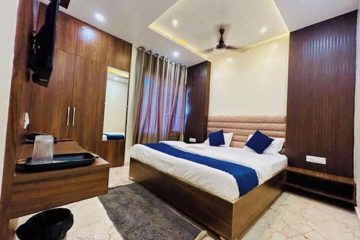 Room 6 of 14