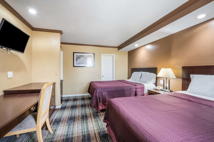 Deluxe 2 Queen Beds (8 of 12)