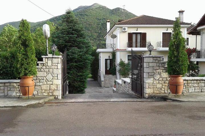 Aroanios Hotel