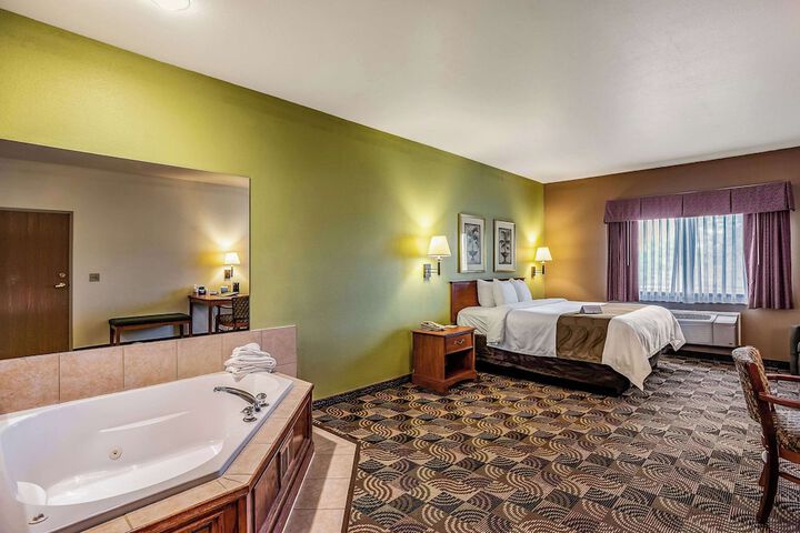1 King Bed (2 of 20)