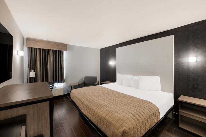 Deluxe Single King Bed (7 of 16)