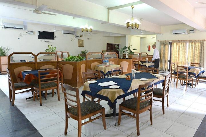 Dining 4 of 7