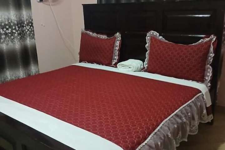 Room 5 of 16