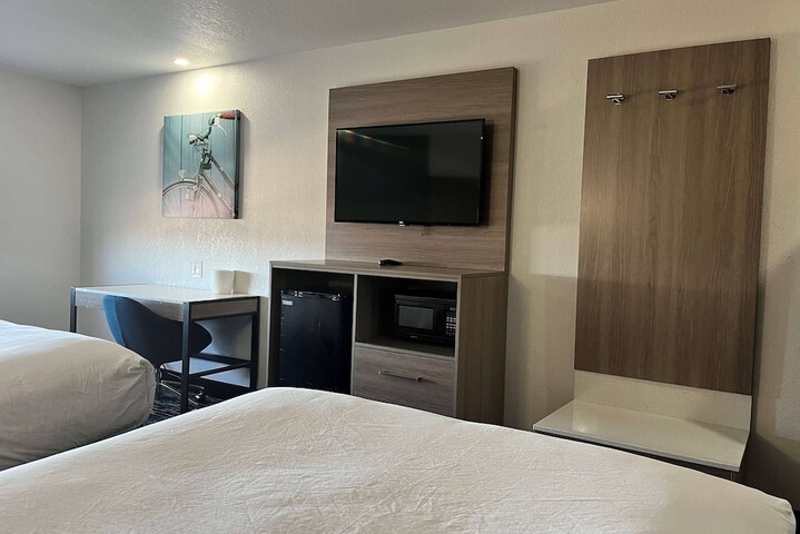 2 Queen Beds (8 of 14)