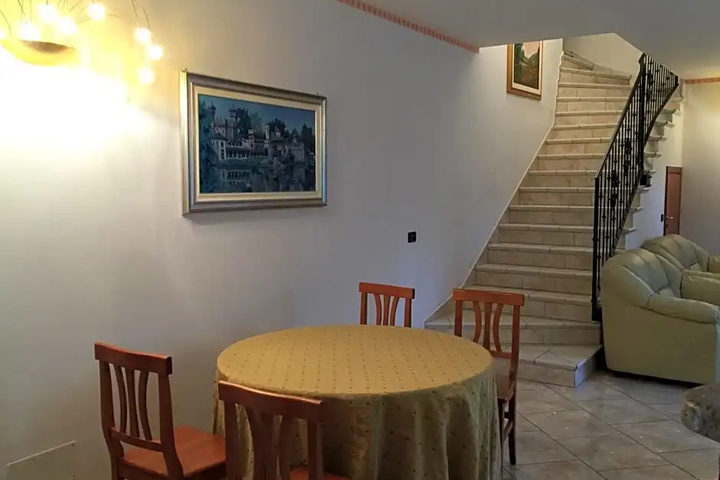 Room 4 of 8