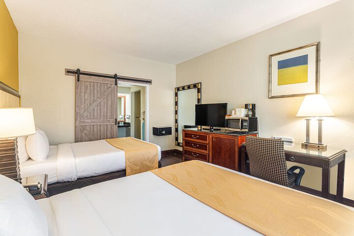1 Queen Bed (14 of 17)