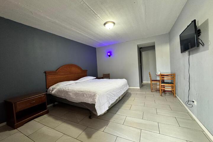 1 King Bed (3 of 11)