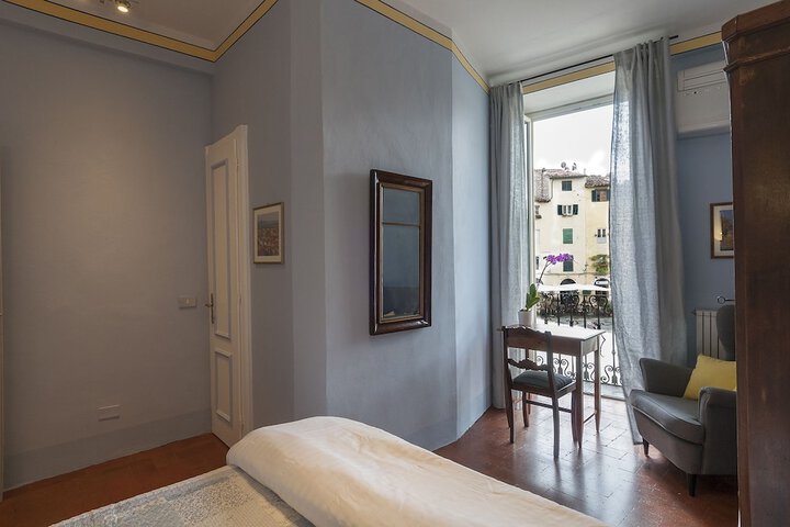 Room 10 of 28