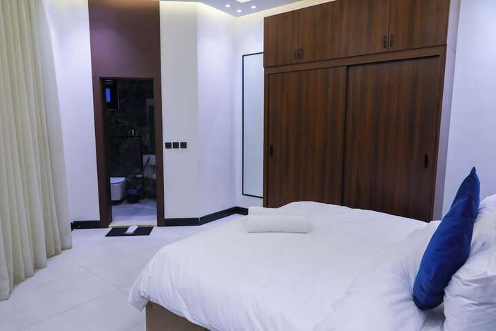 Room 26 of 178