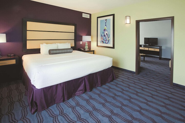 1 King Bed (2 of 14)