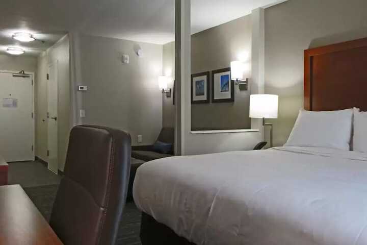 1 King Bed (5 of 12)
