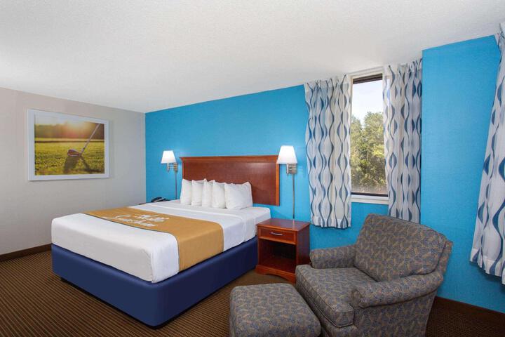 1 King Bed Accessible Deluxe Room (2 of 6)