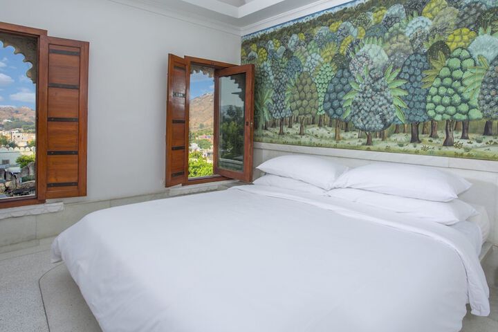 Room 4 of 166