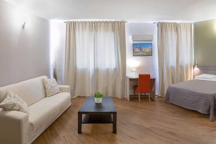 Room 7 of 18