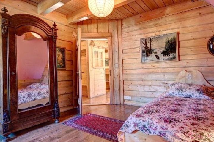 Room 4 of 16