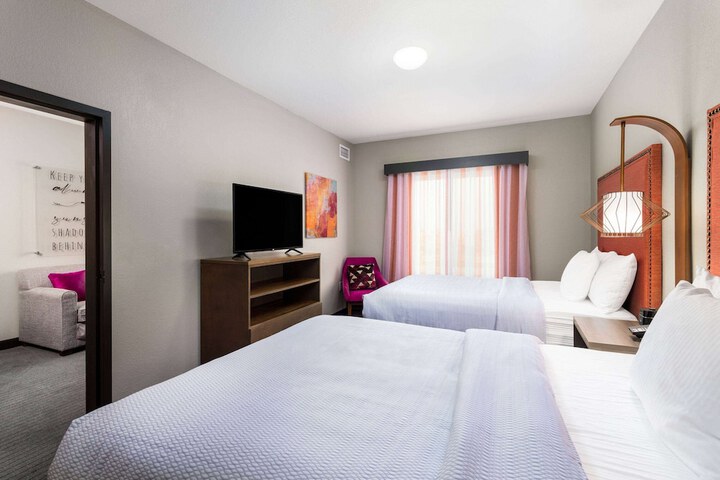 2 Queen Beds 1 Bedroom Suite (1 of 22)
