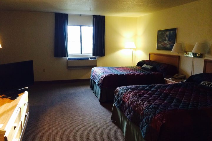 Classic 2 Queen Beds (10 of 15)