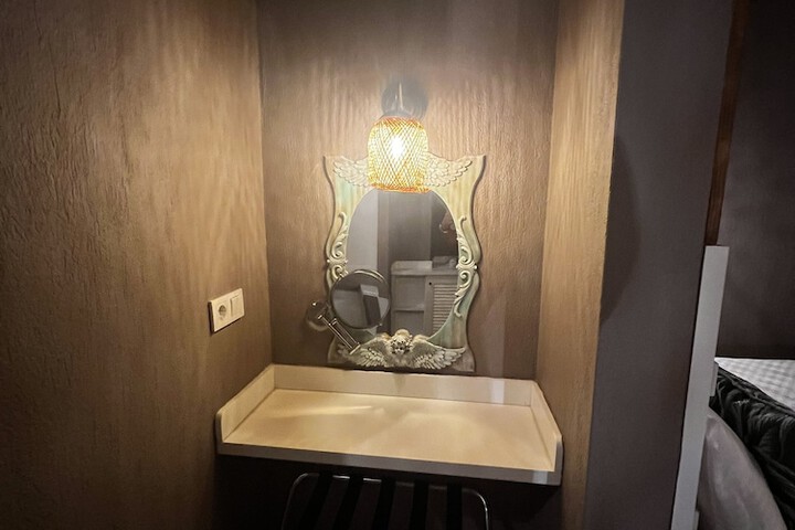 Room 48 of 76