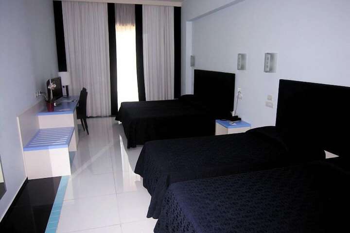 Room 3 of 152