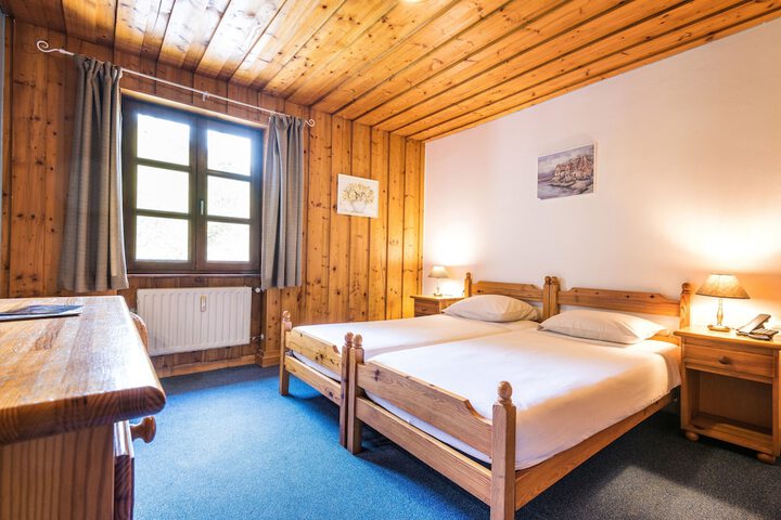 Room 4 of 99