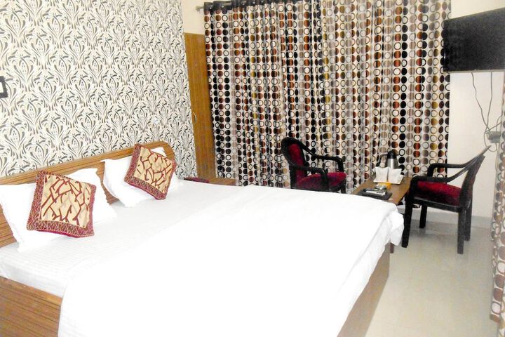 Room 8 of 12