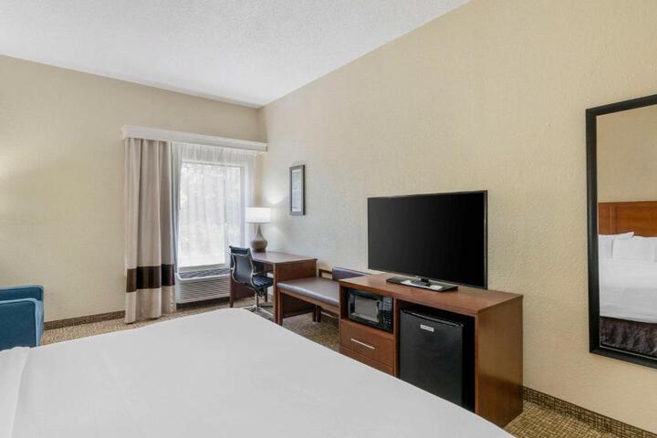 1 King Bed (1 of 9)