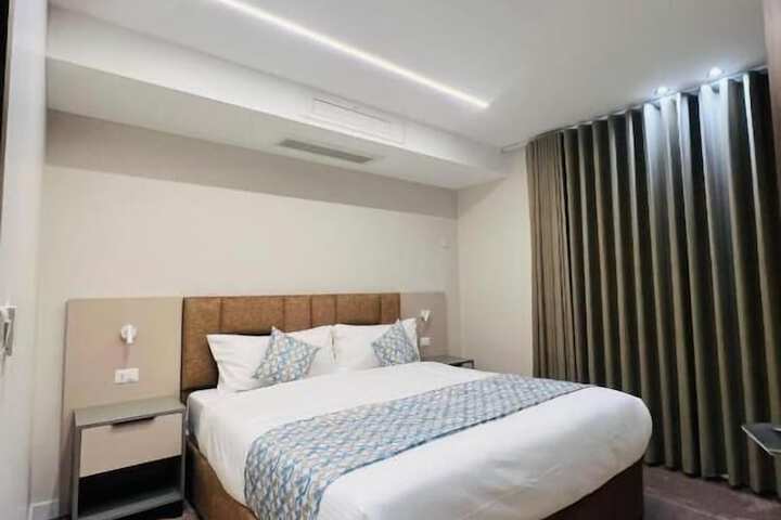 Room 12 of 28