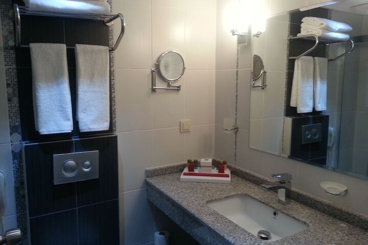 Room 8 of 19