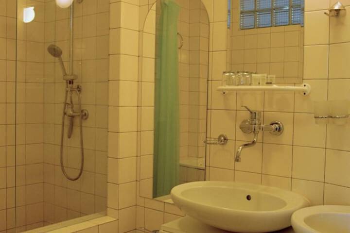 Room 17 of 28