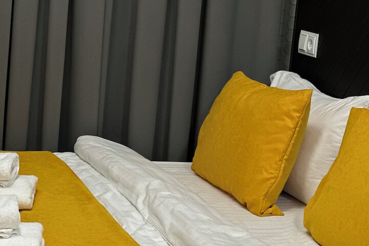 Room 16 of 38