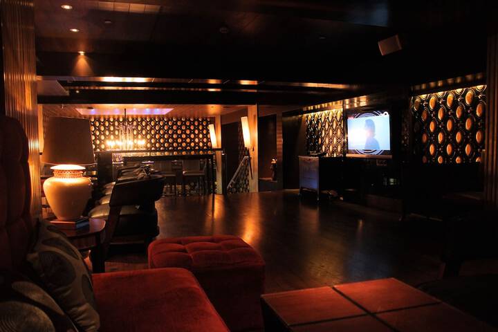 Lounge 63 of 76
