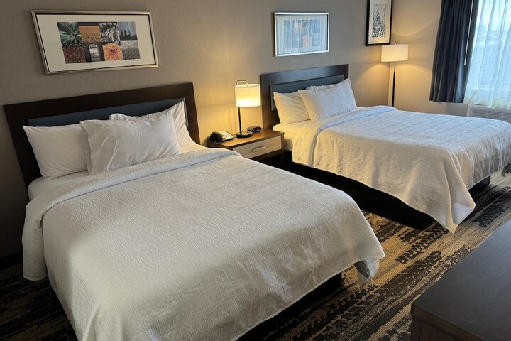 2 Queen Beds (3 of 15)