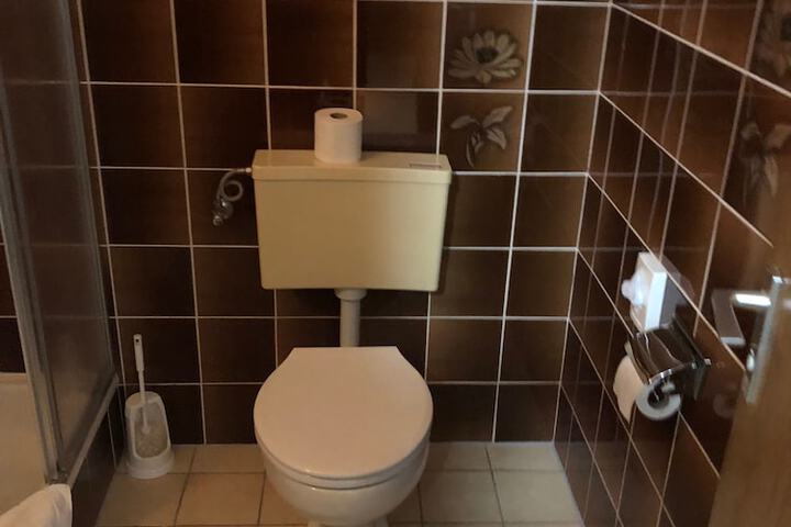 Room 5 of 8